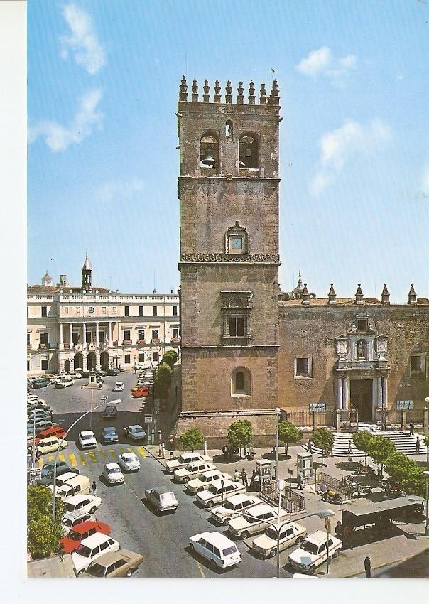 Postal 042253 : Badajoz. Plaza de España y Catedral
