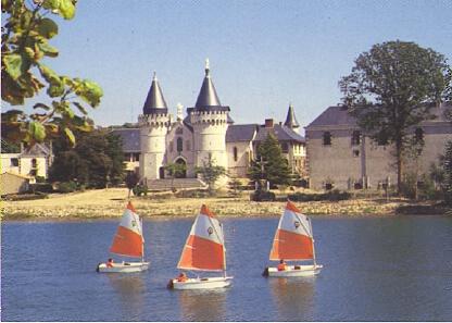 POSTAL 61359: Lago con barcos y castillo al fondo