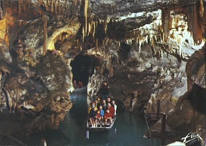 POSTAL 61475: Barcaza con gente en cueva