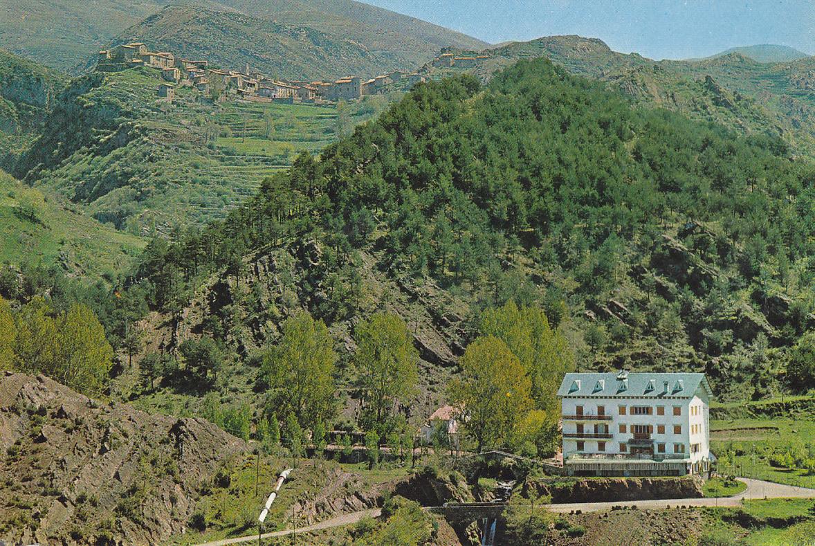 Postal 61235 : Castellar de N Hug. El Hostal Les Fonts con la poblacion al fondo