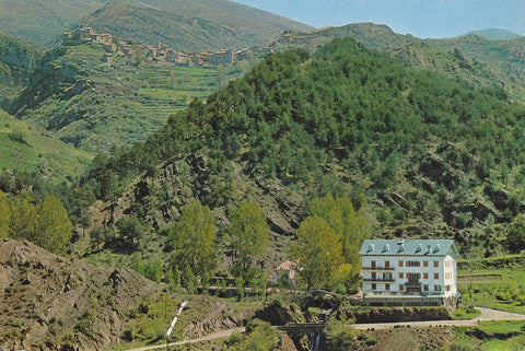 Postal 61235 : Castellar de N Hug. El Hostal Les Fonts con la poblacion al fondo