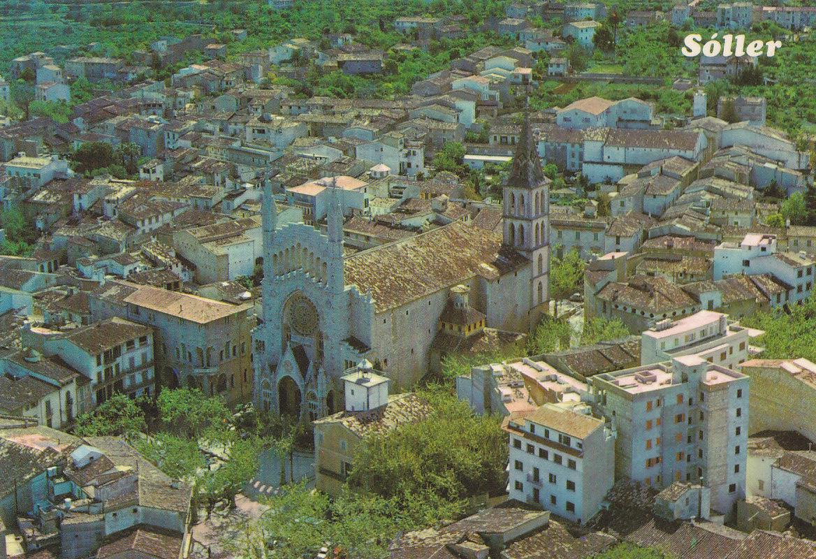 Postal 61264 : Mallorca (Baleares) España. Soller. Vista aerea. En primer termino la Iglesia Parroquial