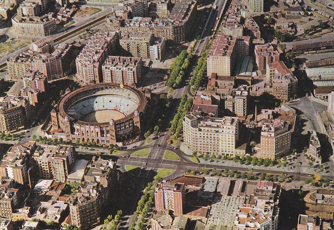 Postal 61267 : Barcelona pza. de toros Monumental. Vista aerea