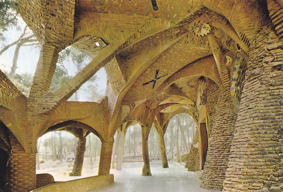 Postal 61522 : Gaudi. Santa Coloma de Cervello. Cripta de la Colonia Guell: escalinata exterior