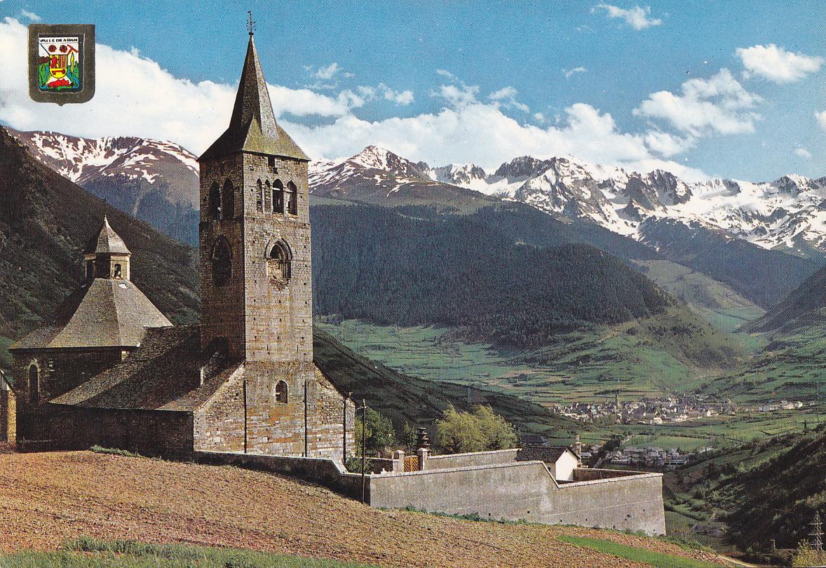 Postal 61528 : Pirineu Catala (Lleida). Vall d Aran. Esglesia de Vilac i al fons Viella