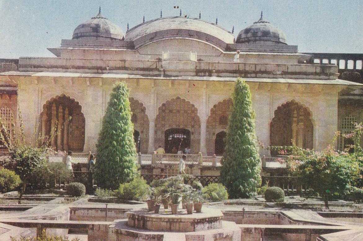 Postal 61544 : Diwan-i-khas (Jai Mandir). The main hall of this building is of ivory white marble. Jaipur - India