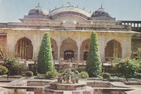 Postal 61544 : Diwan-i-khas (Jai Mandir). The main hall of this building is of ivory white marble. Jaipur - India