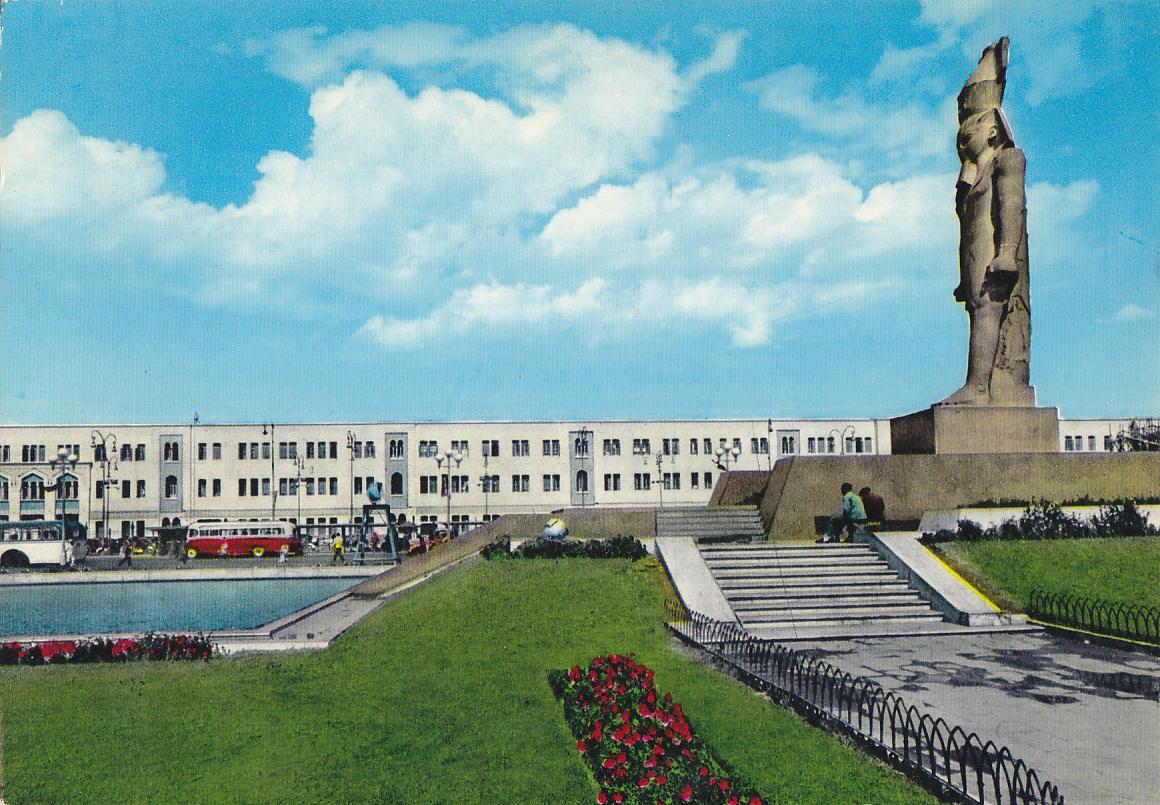 Postal 61567 : Cairo - The Main Railway Station and Statue of Ramses II