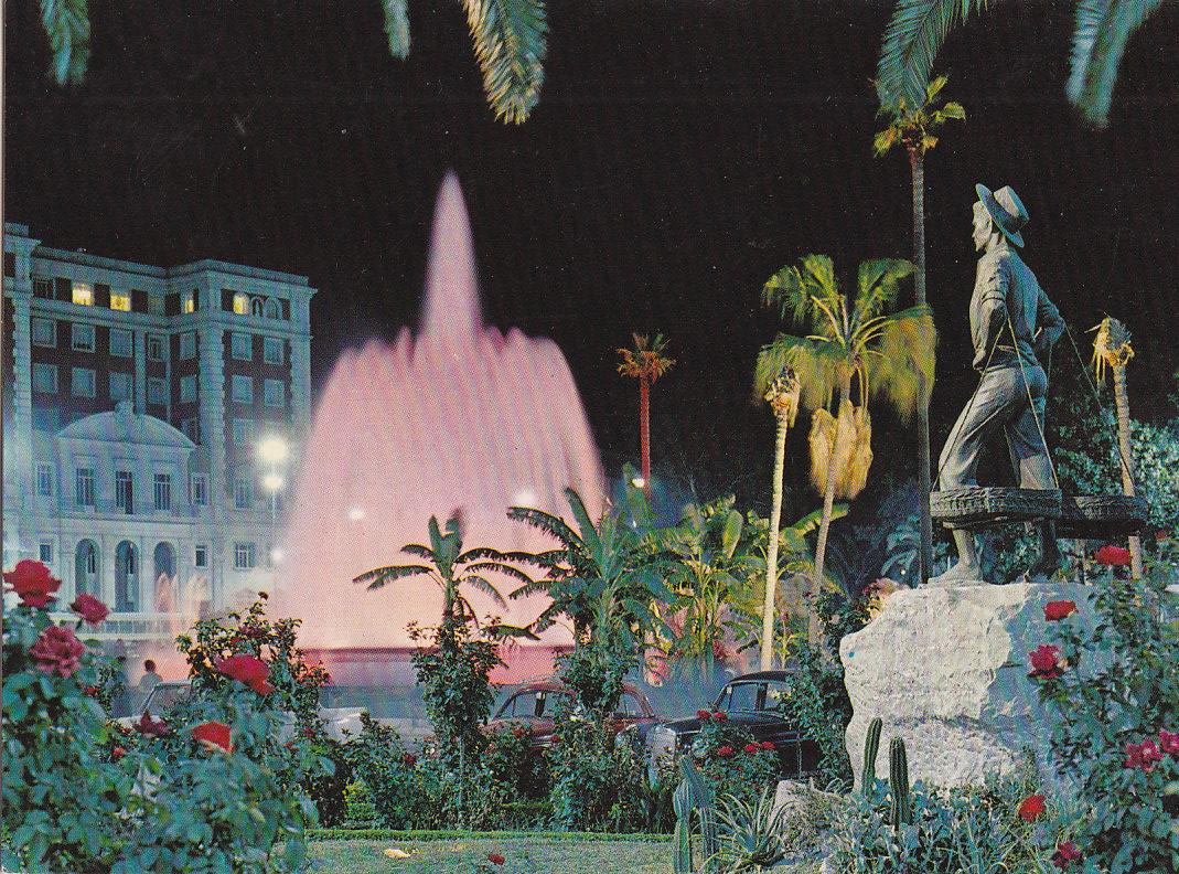 Postal 61748 : Malaga. Fuente de la Marina y estatua el Cenachero
