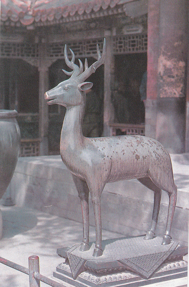 Postal 61952 : Bronze Deer in front of Chu Xiu Gong 