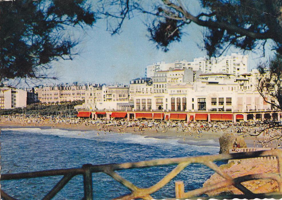 Postal 61977 : Biarritz. Le Casino et la Grande Plage