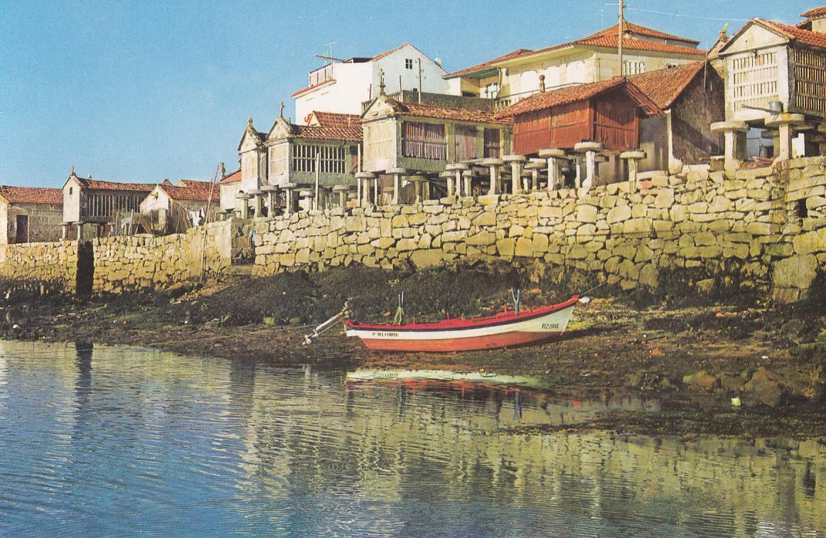 Postal 62026 : Combarro (Pontevedra). Horreos junto al mar