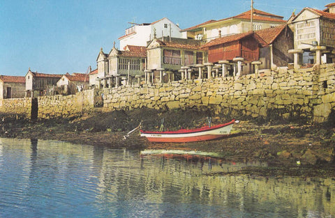 Postal 62026 : Combarro (Pontevedra). Horreos junto al mar