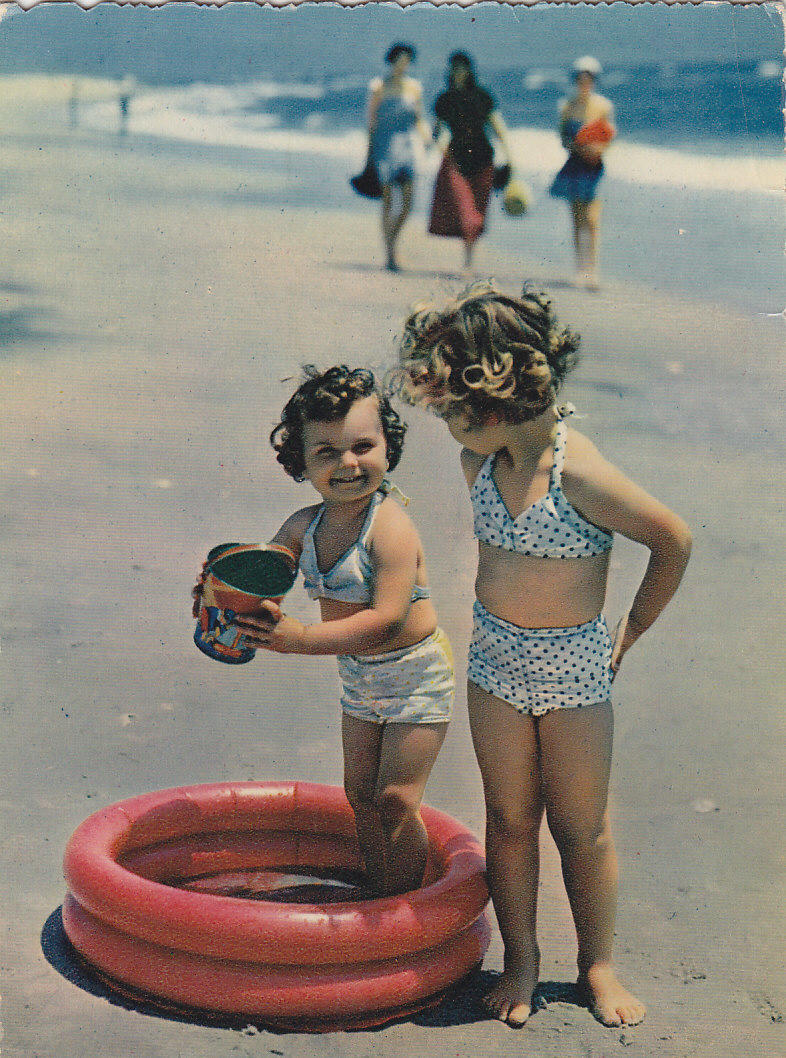 Postal 62143 : Niñas en la playa