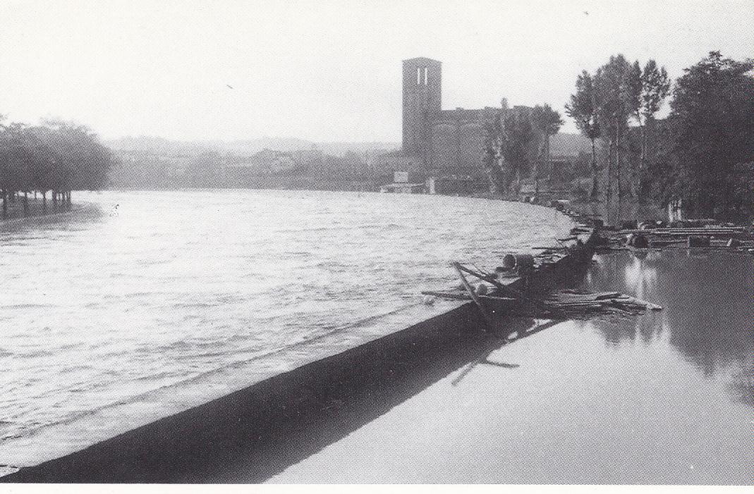 Postal 62166 : Gerona. Muro de la C. Rutlla y al fondo la Parroquia de San Jose. Donde se derribo la pasarela recien construida