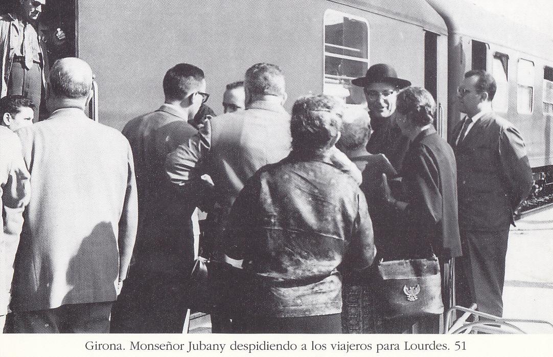 Postal 62193 : Girona. Monseñor Jubany despidiendo a los viajeros para Lourdes
