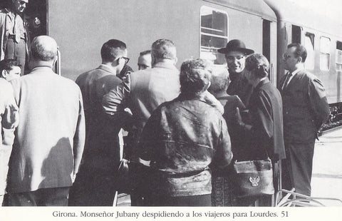Postal 62193 : Girona. Monseñor Jubany despidiendo a los viajeros para Lourdes