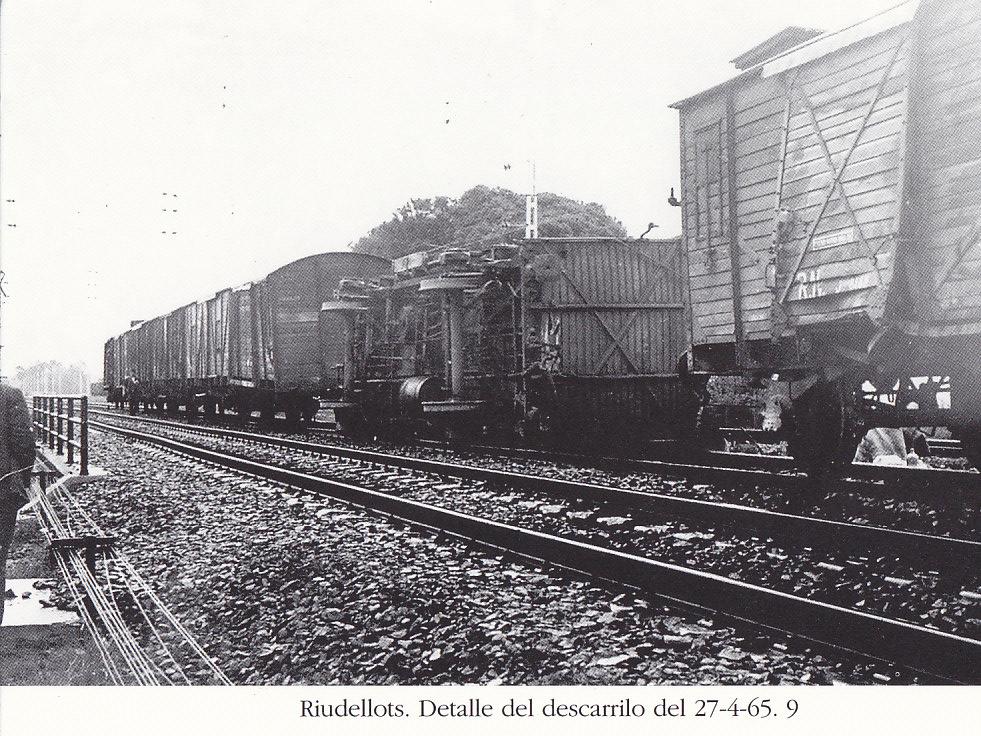 Postal 62215 : Riudellots. Detalle del descarrilo del 27-4-65