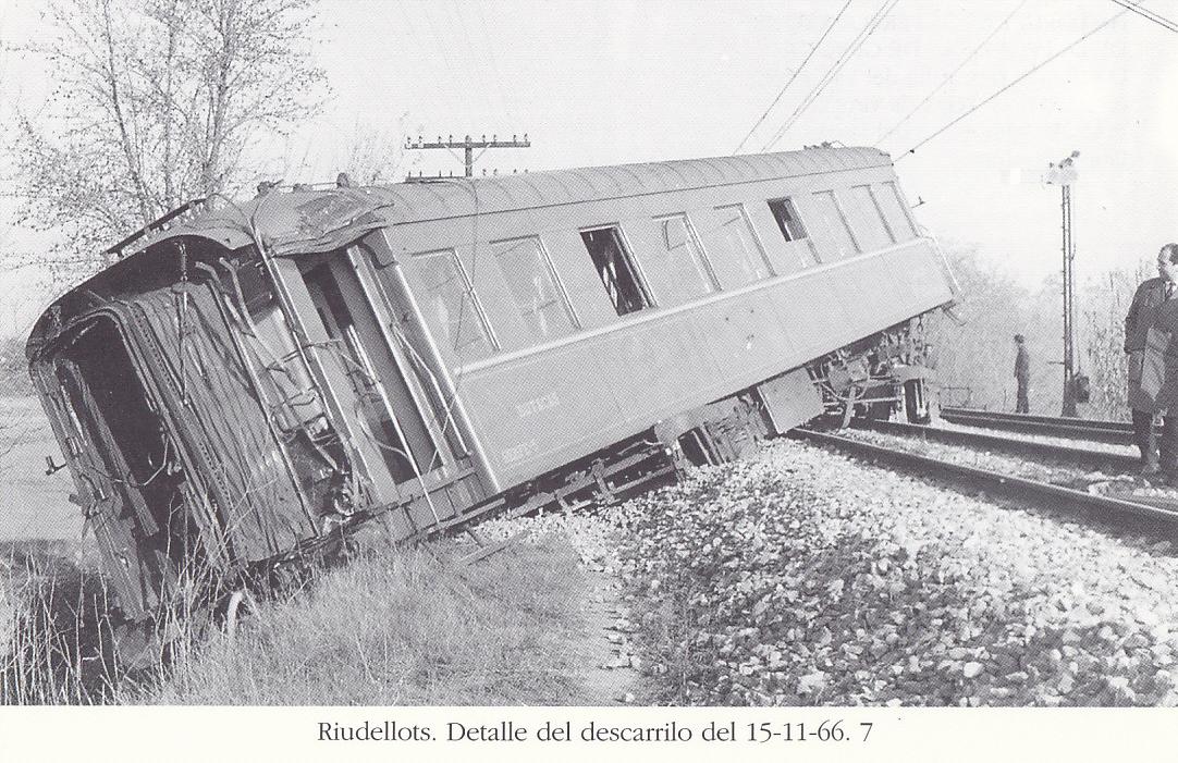 Postal 62217 : Riudellots. Detalle del descarrilo del 15-11-66