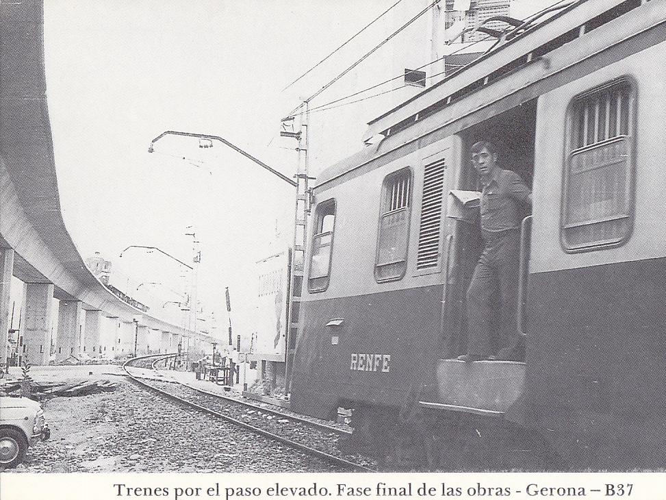 Postal 62245 : Trenes por el paso elevado. Fase final de las obras - Gerona