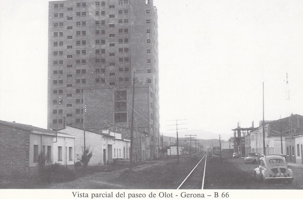 Postal 62295 : Vista parcial del paseo de Olot - Gerona