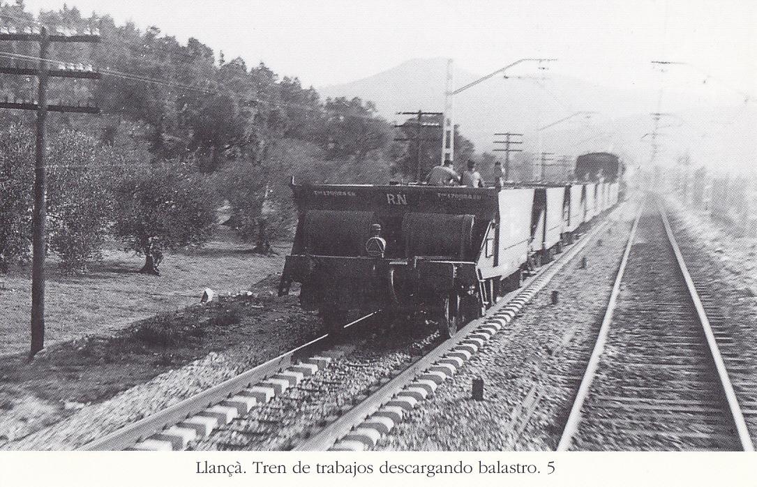 Postal 62373 : Llança. Tren de trabajos descargando balatro