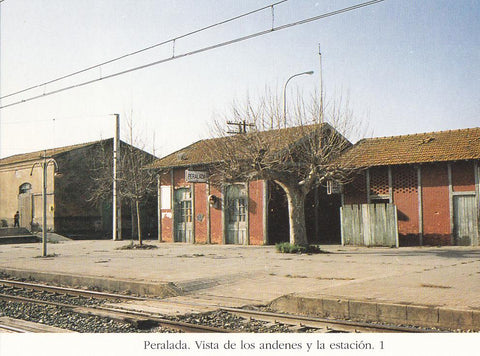 Postal 62374 : Peralada. Vista de los andenes y la estacion