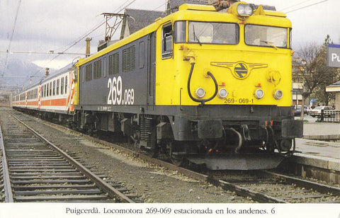 Postal 62429 : Puigcerda. Locomotora 269-069 estacionada en los andenes