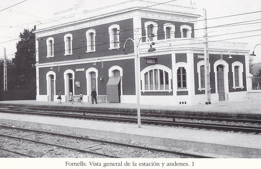 Postal 62438 : Fornells. Vista general de la estacion y andenes