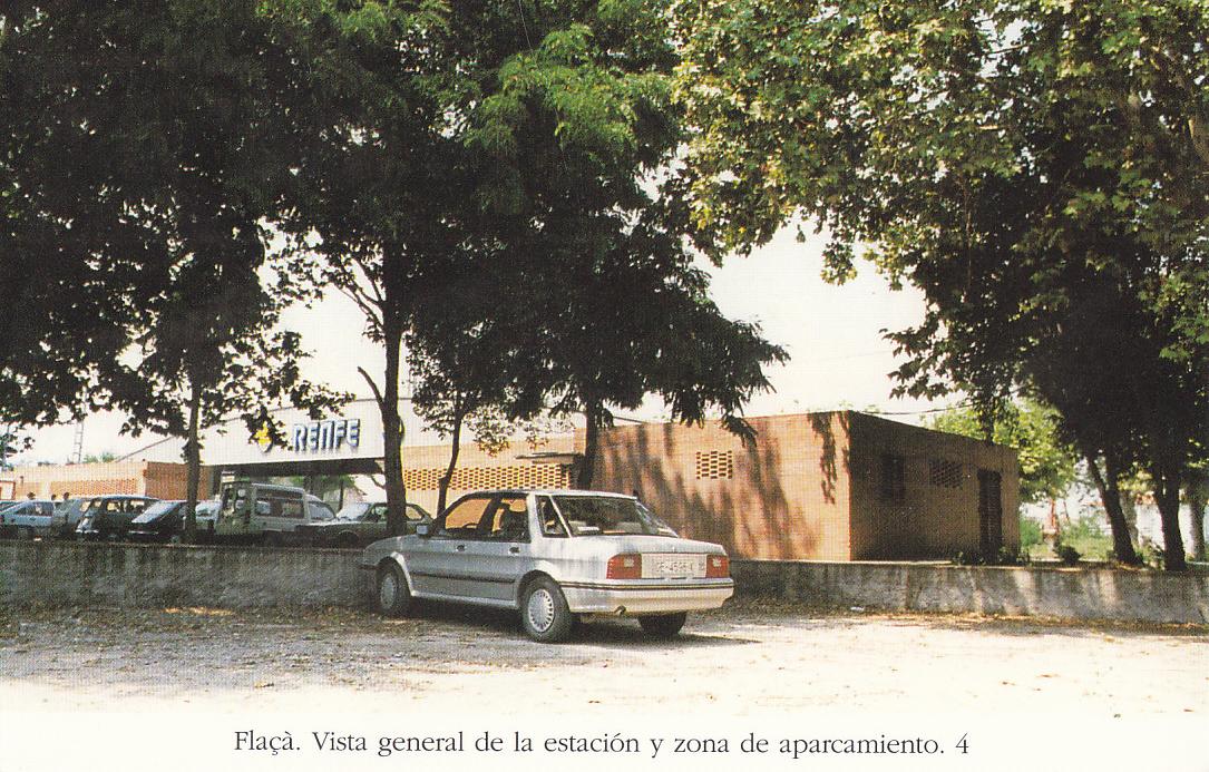 Postal 62483 : Flaça. Vista general de la estacion y zona de aparcamiento