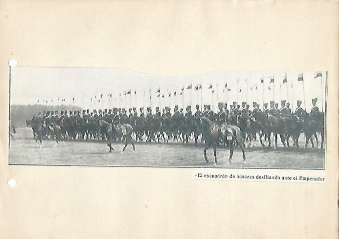 LAMINA 5242: Escuadron de husares desfilando ante el emperador