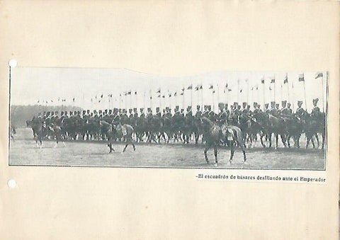 LAMINA 5242: Escuadron de husares desfilando ante el emperador