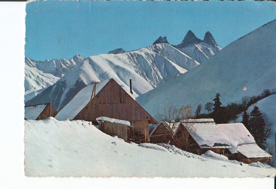 Postal 016843: AIGUILLES dArves - En Hiver dans les Alpes. Vieux Chalets.