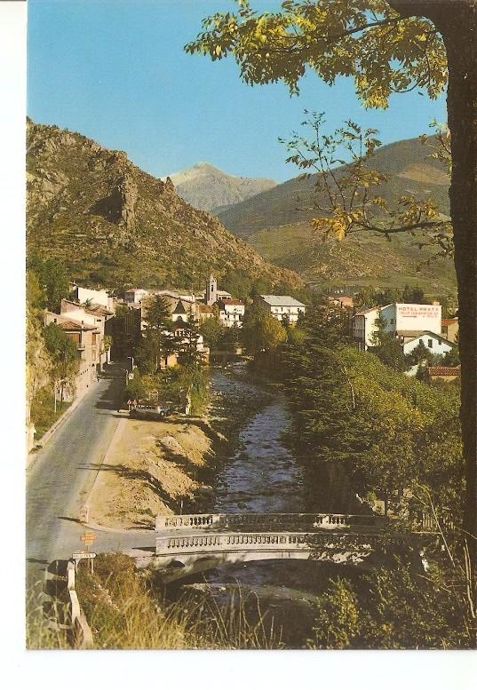 Postal 048531 : Ribas de Freser (Gerona). Vista panoramica y rio Freser