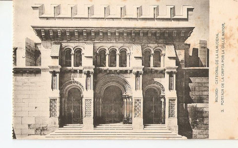 Postal 036598 : Madrid: Catedral de la Almudena. Portada dela Cripta por la Calle Mayor