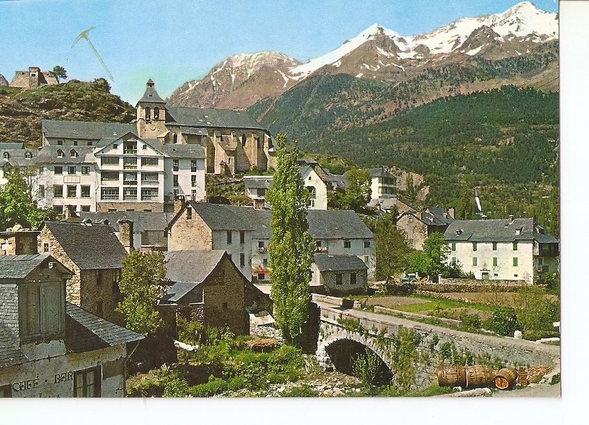 Postal 031086 : Sallent de Gallego. Pirineo Aragones. Vista parcial al fondo Macizo del Infierno