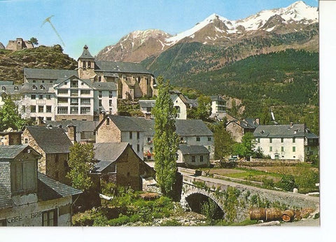 Postal 031086 : Sallent de Gallego. Pirineo Aragones. Vista parcial al fondo Macizo del Infierno