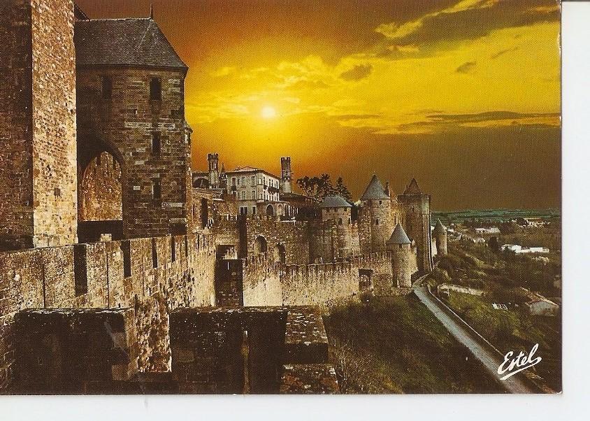Postal 029195 : Carcassone (Aude), La cite: coucher de soleil sur les remparts