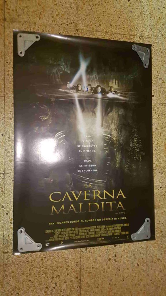 Poster de cine: La caverna maldita dirigida por Bruce Hunt