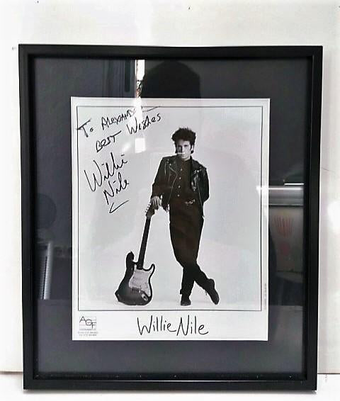 CUADRO: AUTOGRAFO/Autoprah de WILLIE NILE en foto y enmarcado