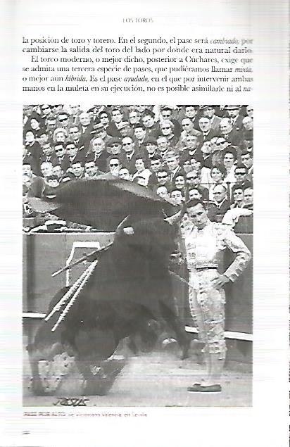 LAMINA COSSIO 50175: Pase por alto de Victoriano Valencia en Sevilla