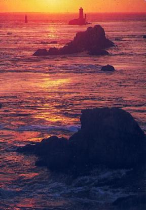 POSTAL 56372: La pointe du raz Coucher de soleil sur le phare de la Vieille