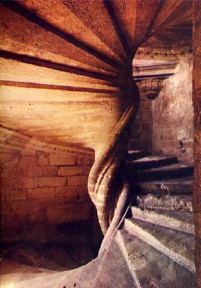 POSTAL 56378: Chateau de Lourmarin Le grand escalier