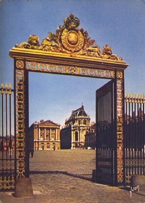 POSTAL 56402: Chateau de Versailles La Grille d Honneur du Palais
