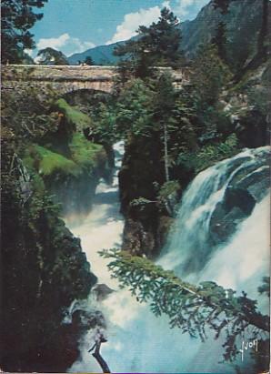 POSTAL 56415: Les Pyrenees Cauterets Le Pont d Espagne