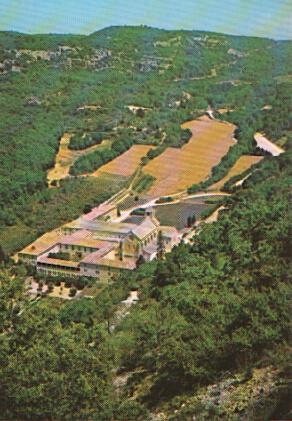POSTAL 56446: Abbaye de Senanque Gordes Vue Generale