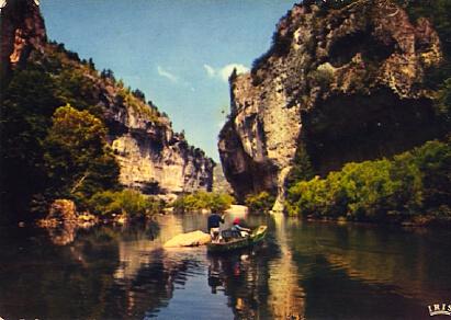 POSTAL 56523: Les Gorges du Tarn Les Detroits promenade en barque