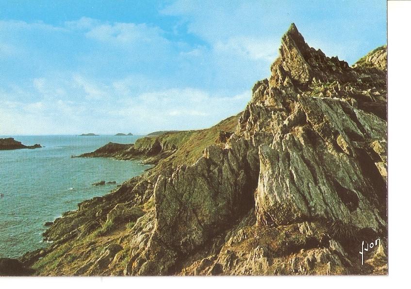 Postal 030288 : La Bretagne Cancale (Ille-et-Vilaine) Cote dechiquetee a la Pointe du Grouin. Au fond le Rocher de Cancale