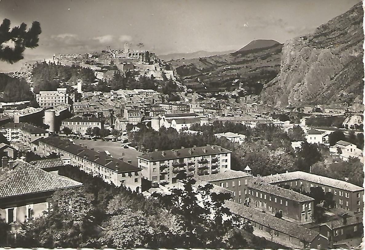Postal 51037: SISTERON - Vista general