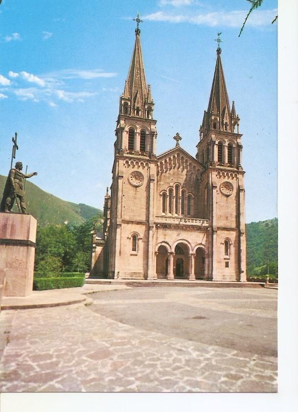 Postal 043552 : Covadonga (Asturias). Basilica y estatua del rey Don Pelayo